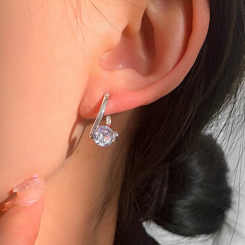 Paire de boucles d'oreilles minimalistes femme. Style chic, accessoire élégant et discret, idéal cadeau.