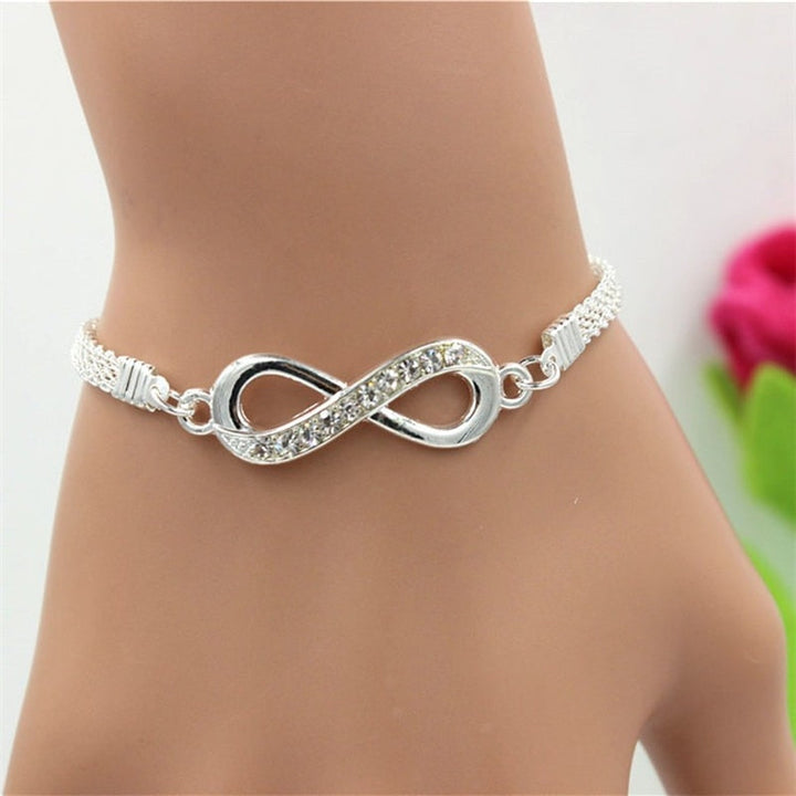 Bracelet infini pour femme en or, bijou élégant et raffiné, symbole intemporel d'amour. Cadeau mode original.