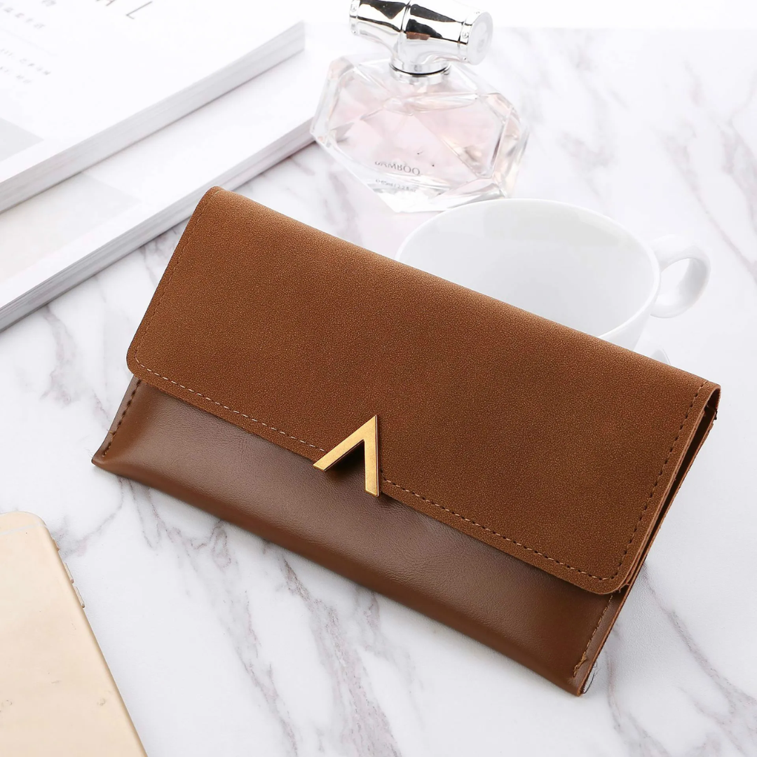 Élégant portefeuille long pour femme, accessoire de mode raffiné et compact, idéal pour le quotidien.