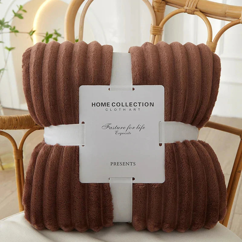 Couverture chaude et moelleuse à rayures, ajoute confort et style à votre décoration intérieure.