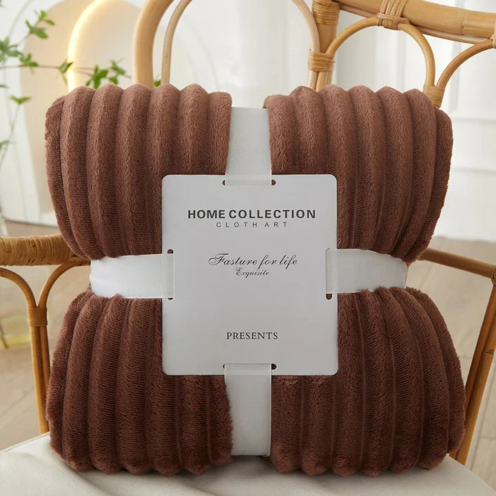 Couverture chaude et moelleuse à rayures, ajoute confort et style à votre décoration intérieure.