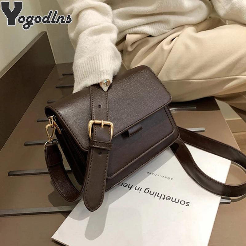 Sac bandoulière femme compact noir, idéal pour les voyages. Élégant et polyvalent accessoire mode.