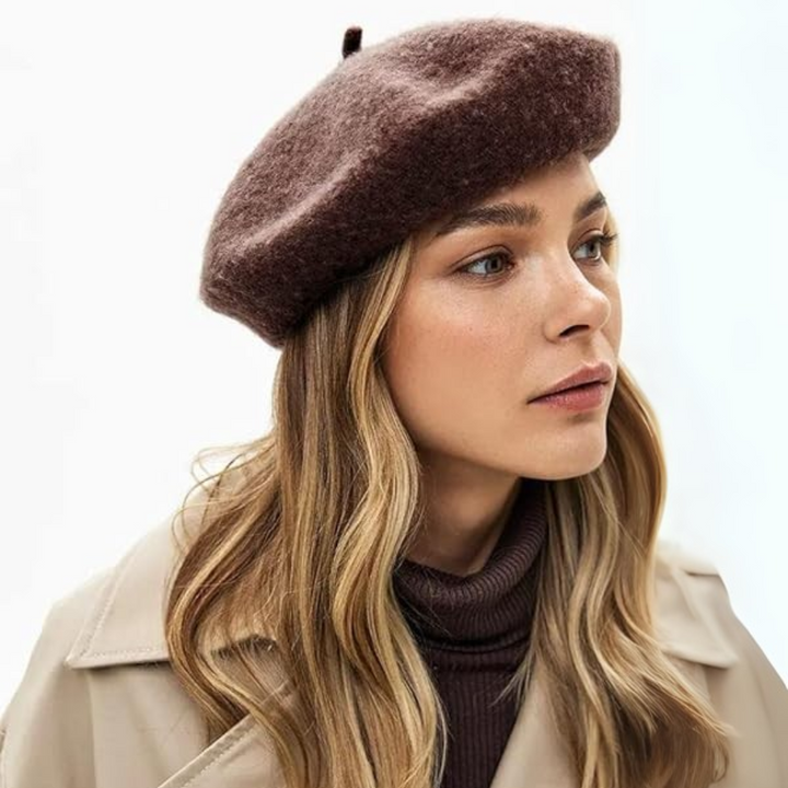 Béret bleu ciel, élégant accessoire, unisexe, doux et léger, pour un style français raffiné.