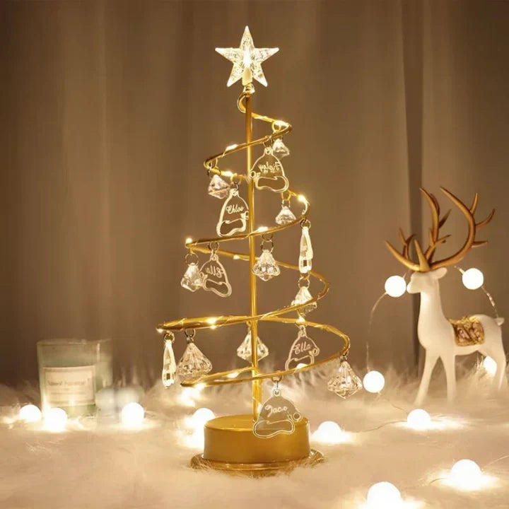 Breloque Noël personnalisée pendue au sapin. Ornement unique famille, souvenir précieux pour les fêtes.