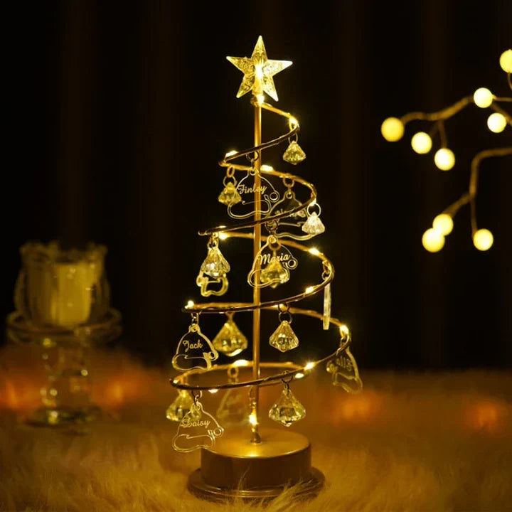 Gros plan breloque Noël personnalisée "Famille", ornement sapin unique. Cadeau affectif et souvenir.
