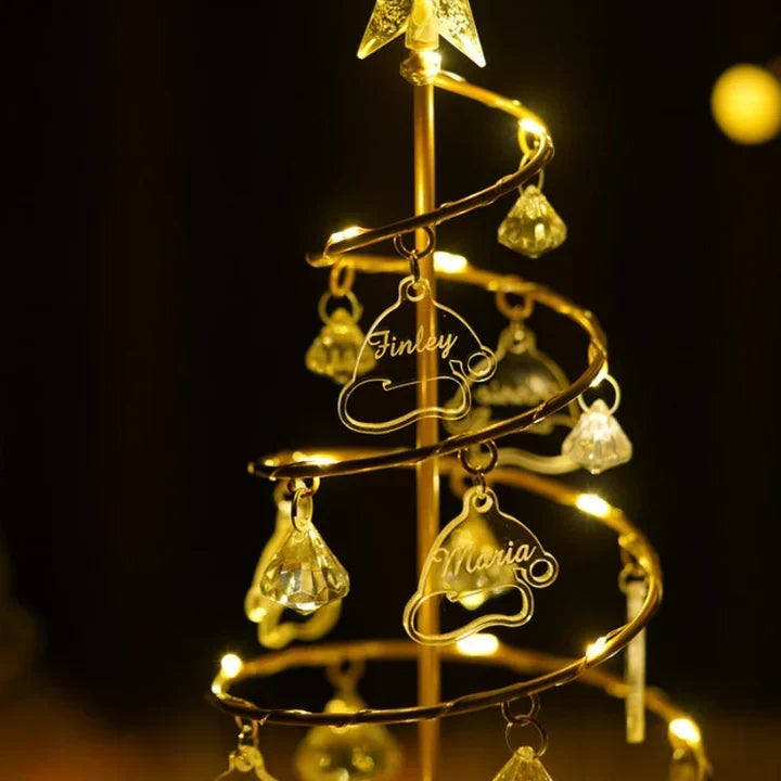 Breloque Noël personnalisée famille présentée, idée cadeau affectif. Décoration sapin souvenir des fêtes.