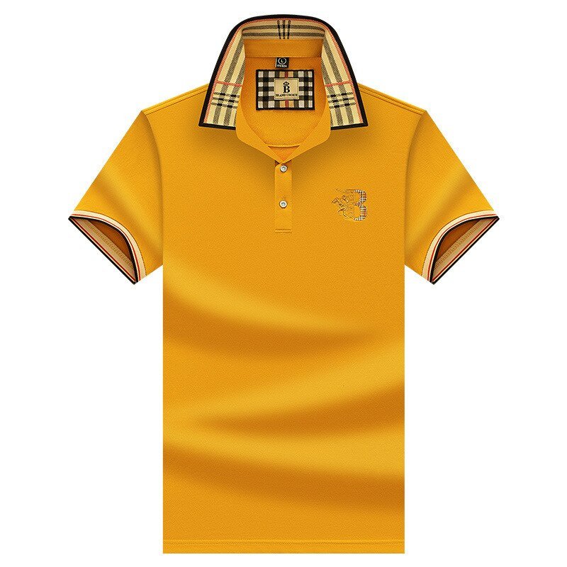 Polo classique réinventé pour homme. Style intemporel, manches courtes, décontracté mais élégant pour l'été.