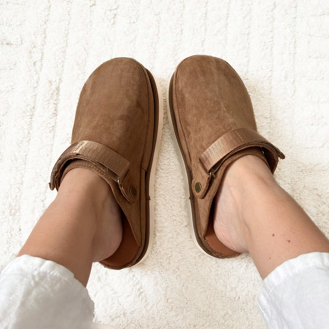 Sabots femmes Mia à bride ajustable. Confortables et élégants pour un style décontracté et tendance au quotidien.