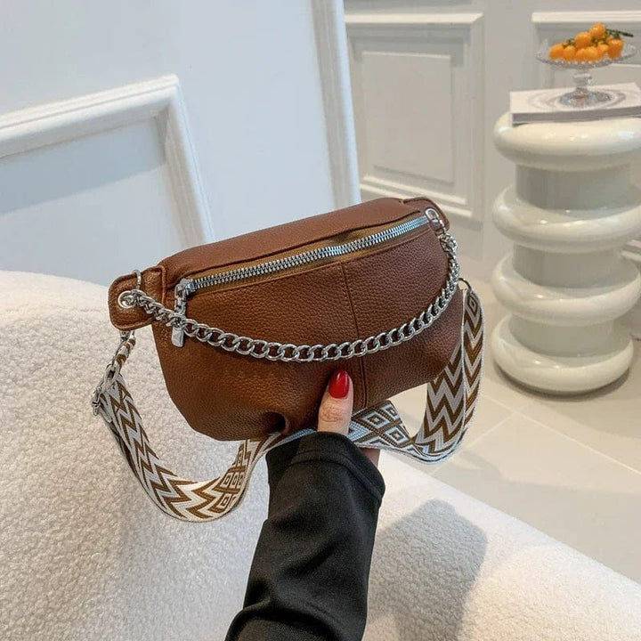 Sac banane chic orange pour femme, en cuir souple, un accessoire mode très tendance.