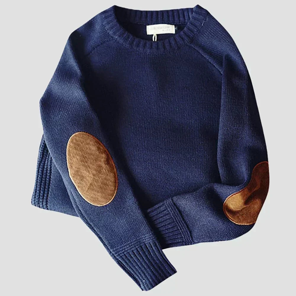 Détail des patches en suédine sur les coudes d'un pull classique homme, ajoutant une touche chic et originale.