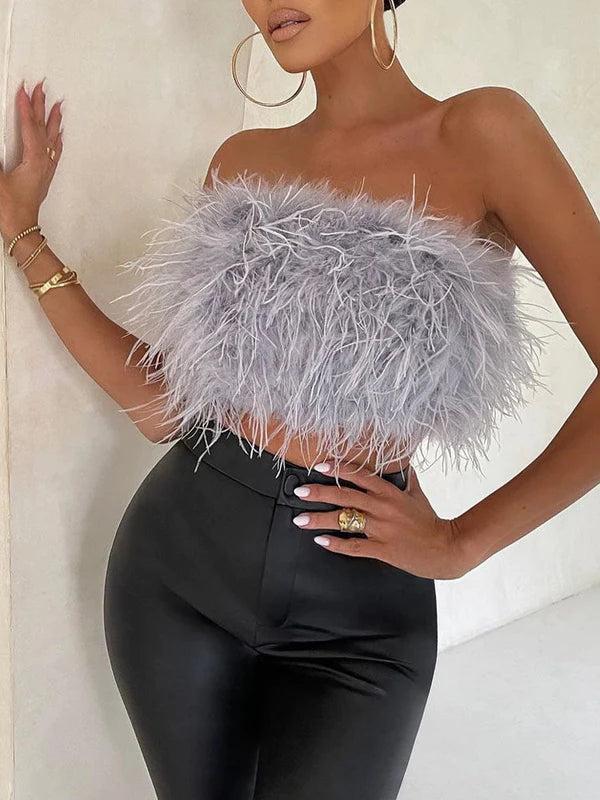 Top bandeau bohème femme avec élégantes plumes, parfait pour l'été, festival ou plage.