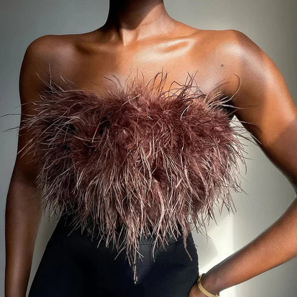 Top bandeau femme boho à plumes, tendance et confortable pour un look estival sans effort et chic.