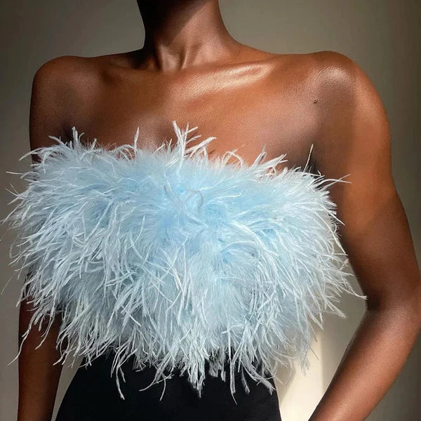 Top bandeau chic et bohème pour femme, orné de plumes, parfait pour un look d'été élégant et décontracté.