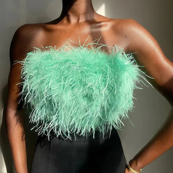 Sublime top bandeau femme, style boho avec plumes délicates, idéal pour une allure estivale élégante.