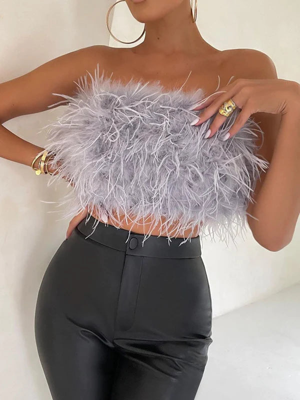 Top bandeau femme tendance avec détail plumes, look estival et confortable pour une mode bohème chic.