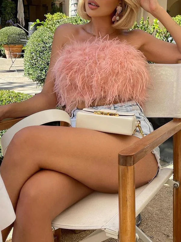 Top bandeau bohème confortable pour femme, orné de plumes, idéal pour une mode estivale décontractée.