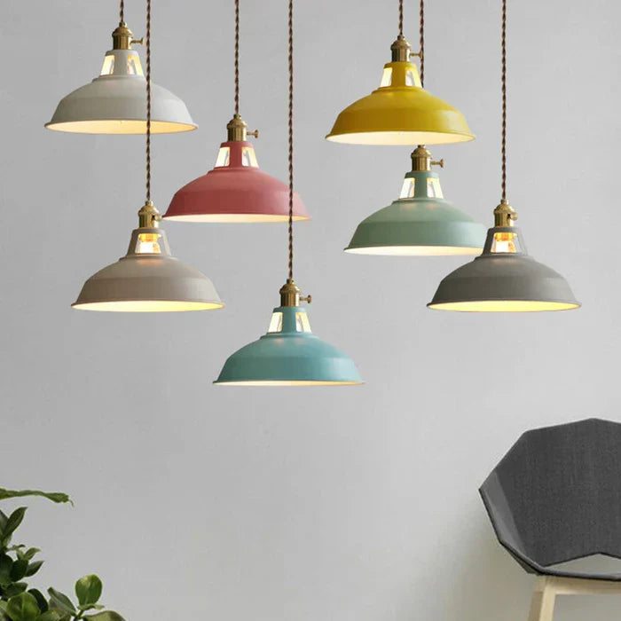 Lampe suspendue industrielle noire, luminaire rétro en métal pour un éclairage d'ambiance optimal.