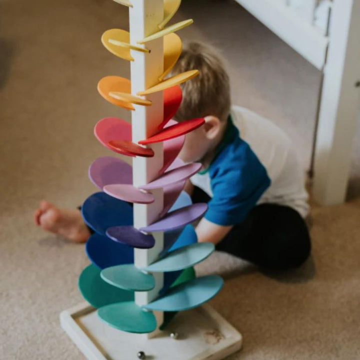 Cadeau enfant idéal : Arbre à Sons Luca en bois, jeu sensoriel et musical pour stimuler le développement.