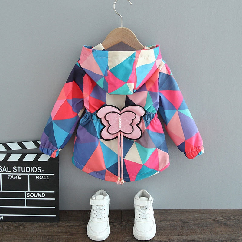 Manteau de pluie enfant fille léger et coupe-vent, motif papillon discret pour une mode enfant stylée et pratique.