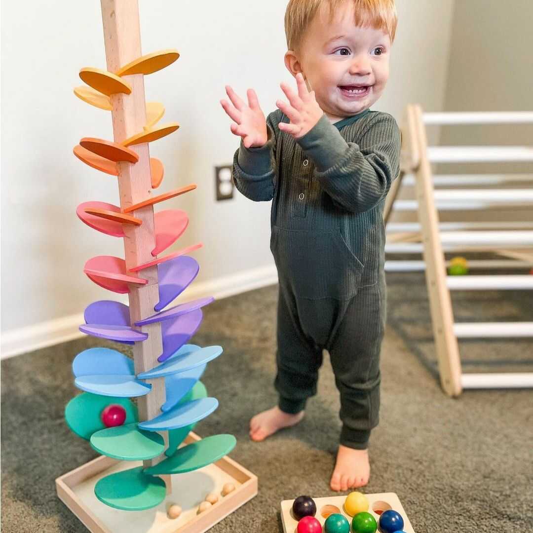 Arbre à sons arc-en-ciel Luca en bois, jouet éducatif pour l'éveil musical et sensoriel des enfants.