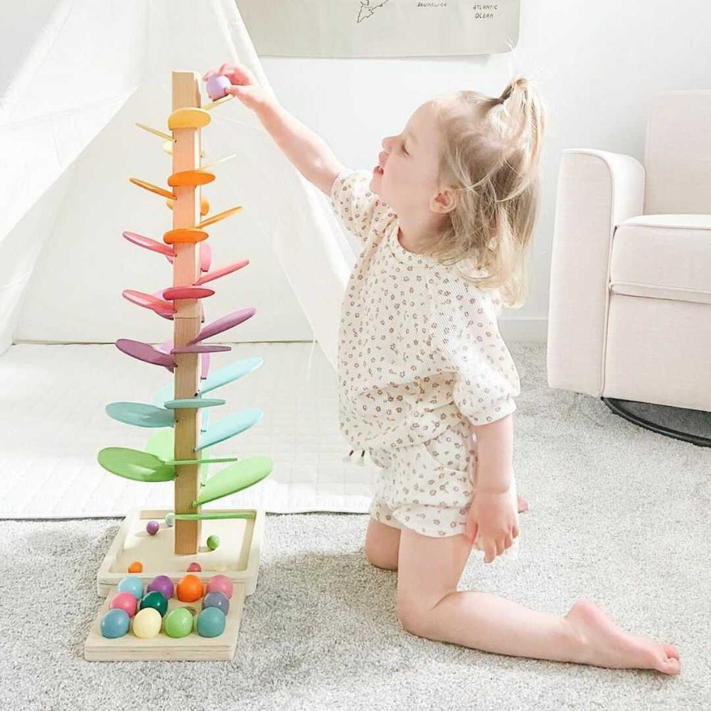 Jouet en bois éducatif Arbre à Sons Luca, stimulant motricité et développement musical pour bébés et jeunes enfants.