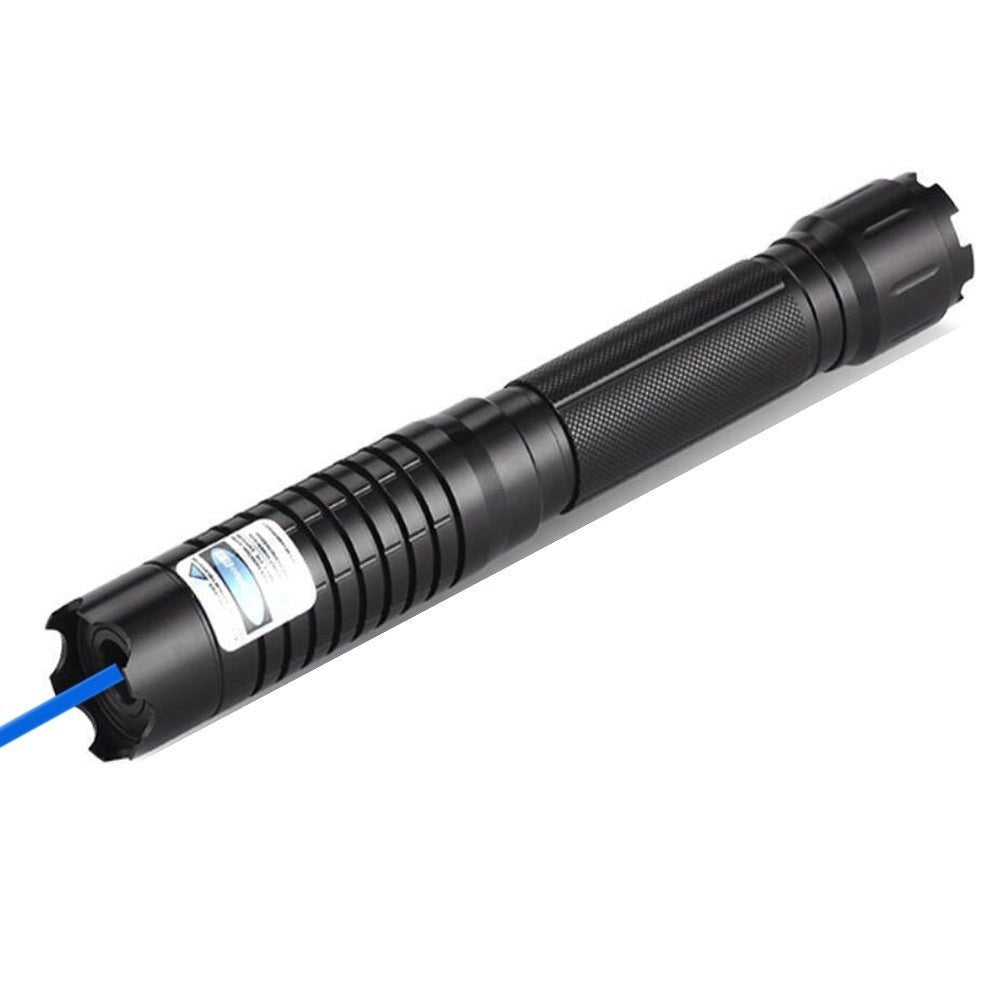 Zoom sur la tête d'une torche laser bleue tactique, démontrant la puissance du faisceau pour la survie.