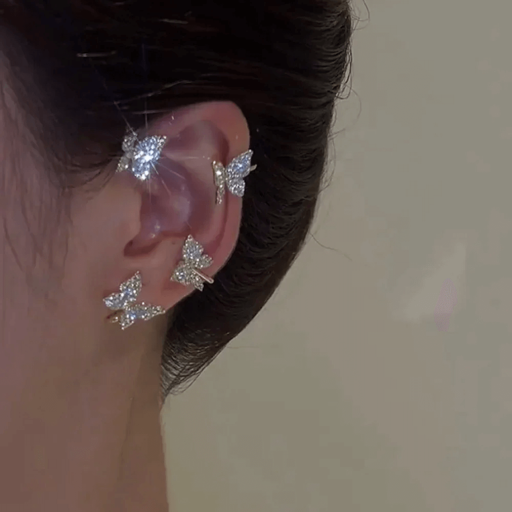 Gros plan sur une boucle d'oreille papillon à clip en argent, zircon étincelant, bijou femme sans perçage.