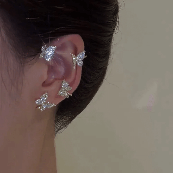 Gros plan sur une boucle d'oreille papillon à clip en argent, zircon étincelant, bijou femme sans perçage.