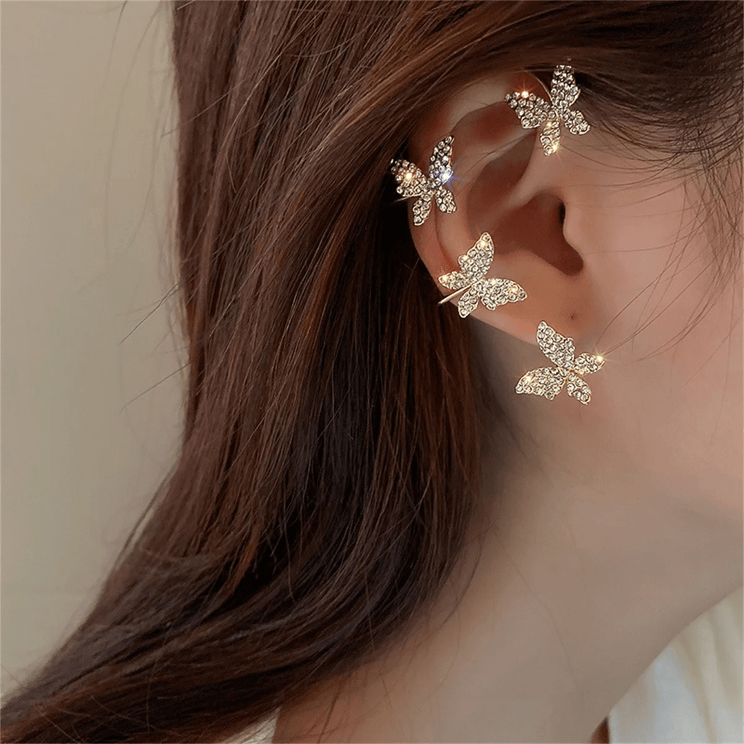 Boucles d'oreilles clip femme, design papillon en or, idéales pour une touche d'élégance sans perçage.