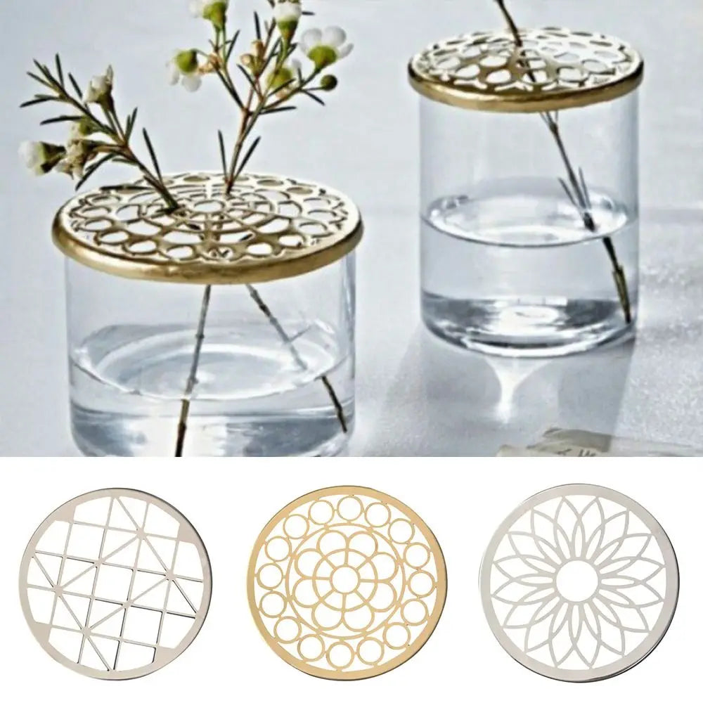 Insert floral minimaliste en métal, parfait pour créer des arrangements floraux stables en décoration intérieure.