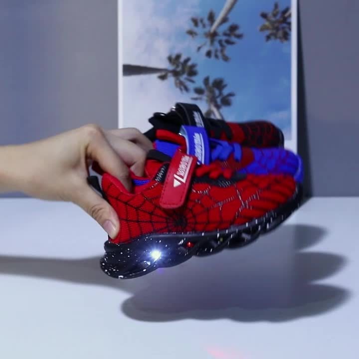 Chaussures enfant à LED, motif toile d'araignée, baskets sportives lumineuses pour un look tendance et fun.