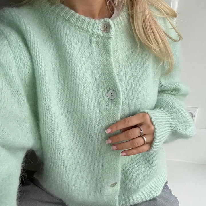 Gilet femme chic Addilyn, en maille douce et chaude. Idéal pour un look hivernal élégant et moderne.