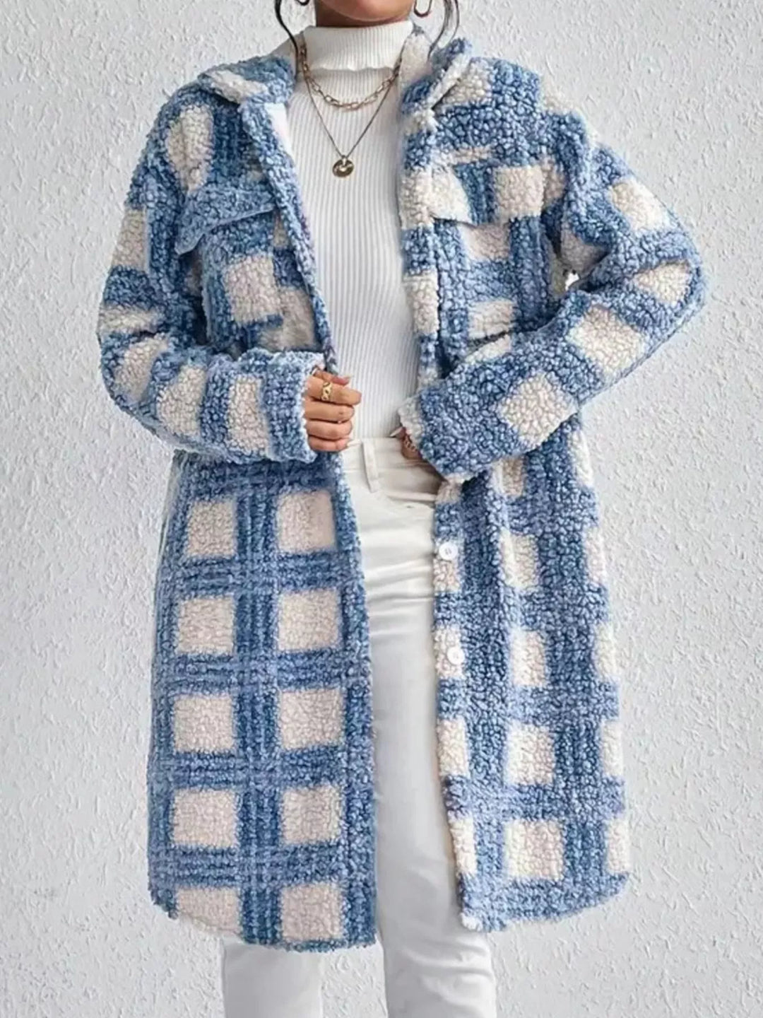 Femme portant un manteau long chic à motifs géométriques. Vêtement d'automne moderne et élégant.