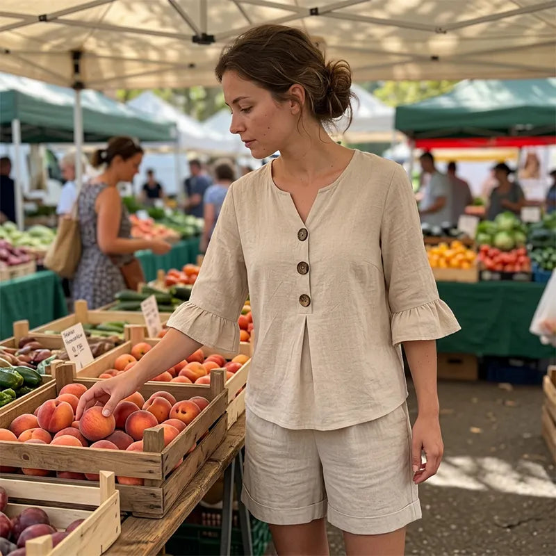 Ensemble confort et style : blouse femme à volants et short, parfait pour le printemps et l'été.