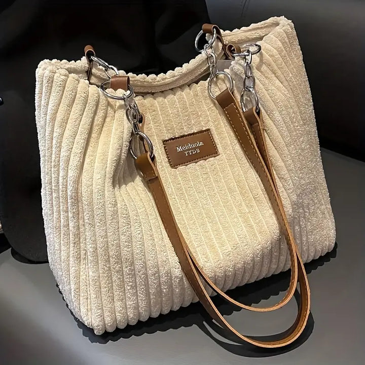 Texture velours côtelé du sac shopper femme, grand volume, style quotidien chic.