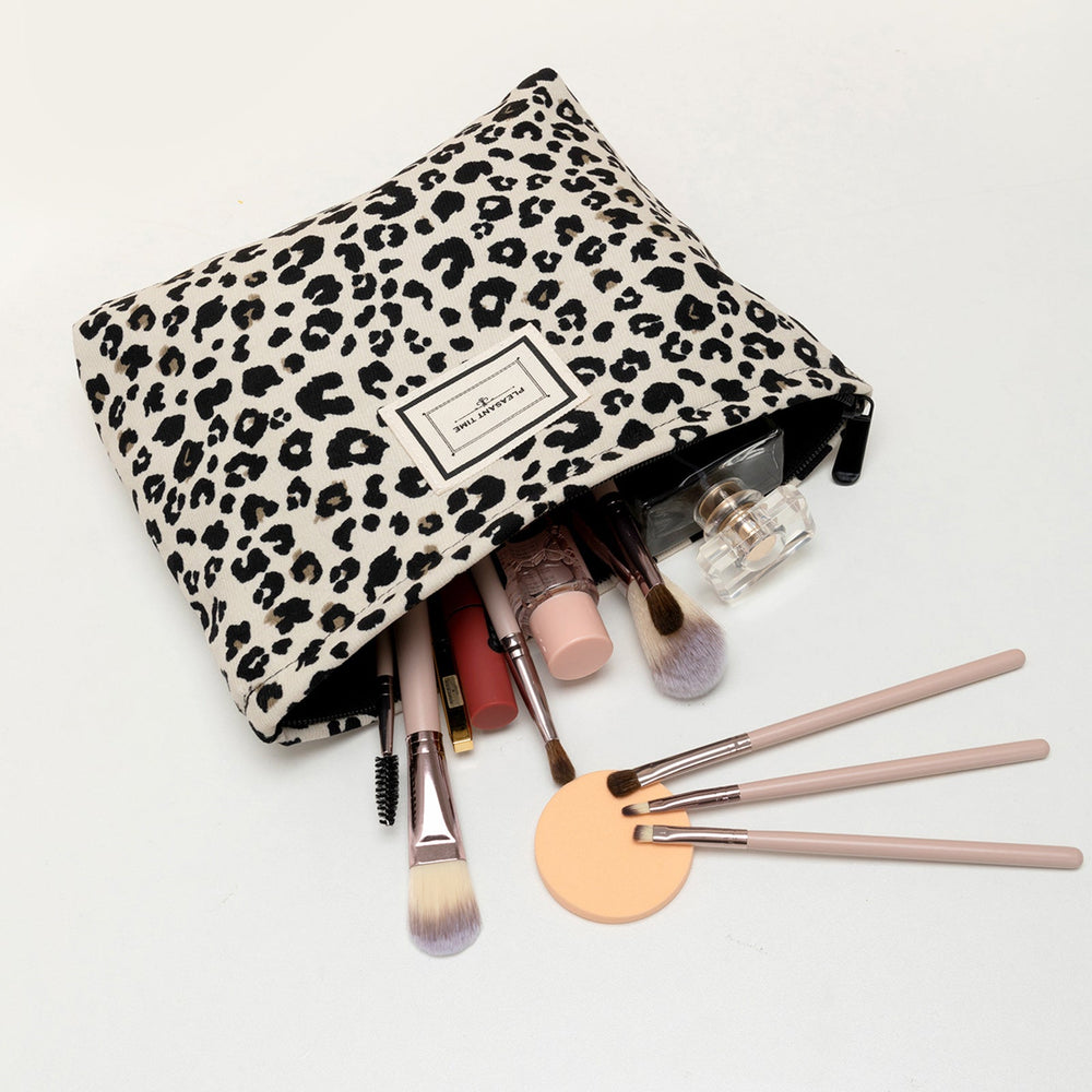 Petite trousse de maquillage léopard pour voyage, organiseur compact et pratique pour accessoires beauté femme.