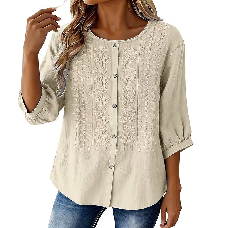 Blouse femme fleurie, brodée en dentelle. Manches 3/4 pour un style printanier et élégant.