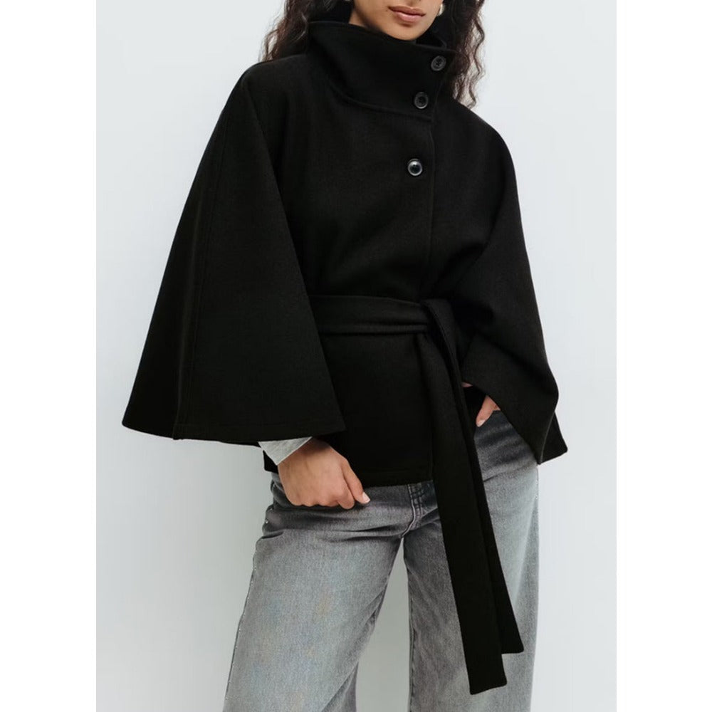 Manteau cape femme élégant, col montant, un incontournable pour la mode hivernale chic. Vêtement chaud et stylé.
