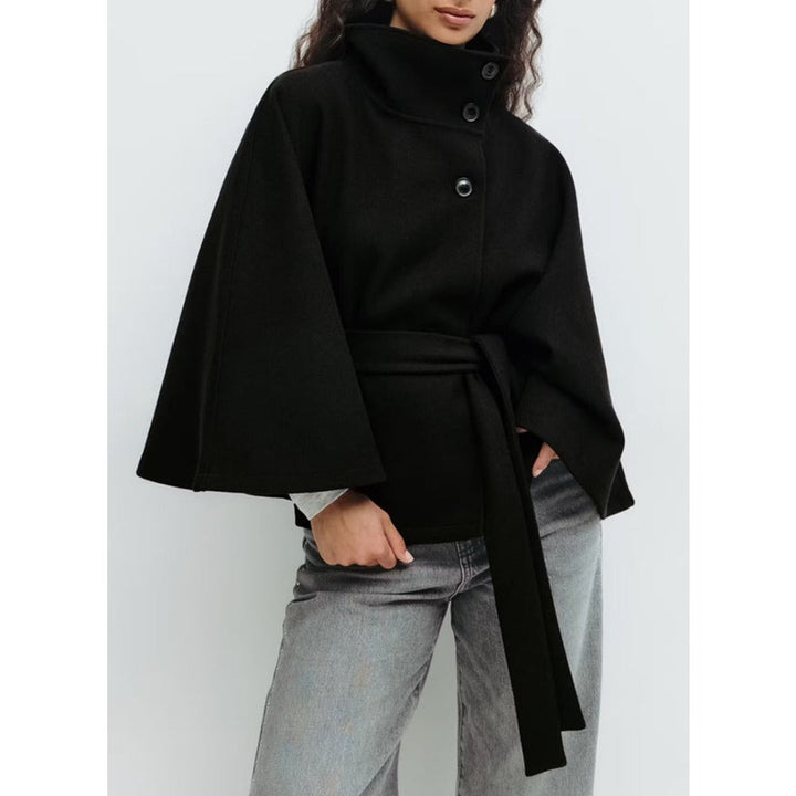 Manteau cape femme élégant, col montant, un incontournable pour la mode hivernale chic. Vêtement chaud et stylé.