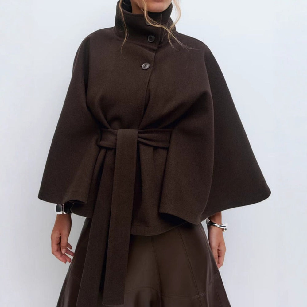 Cape femme élégante, luxe abordable, col haut. Manteau hiver chaud et chic, parfait pour un look sophistiqué.