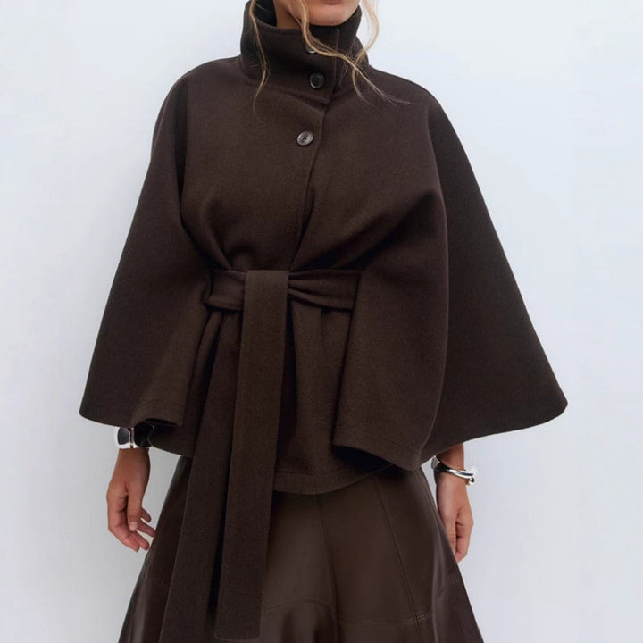 Cape femme élégante, luxe abordable, col haut. Manteau hiver chaud et chic, parfait pour un look sophistiqué.