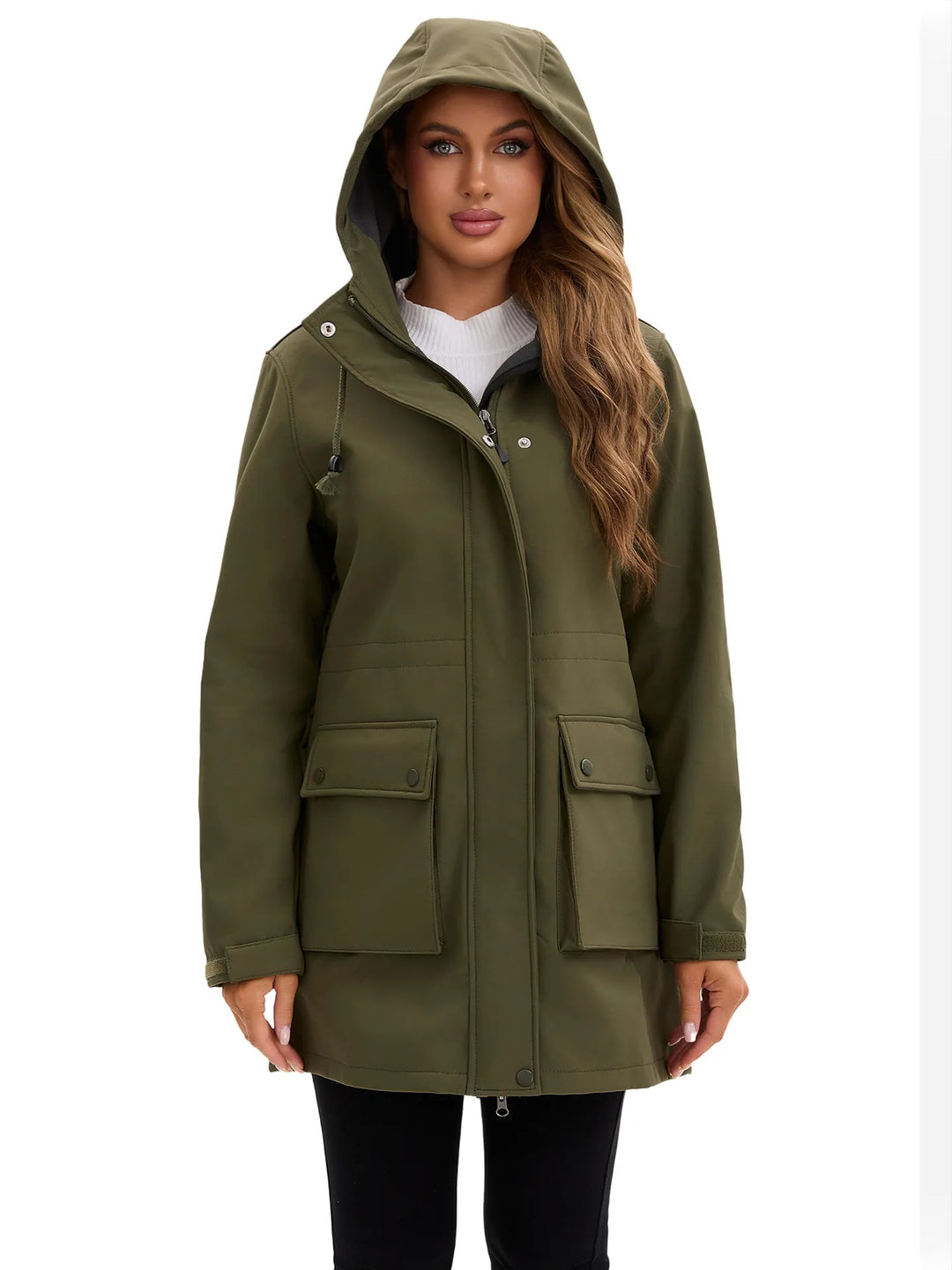 Veste femme avec capuche ajustable, fermetures étanches, idéale pour la randonnée et le sport.