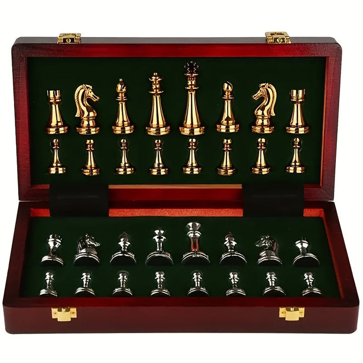 Élégant ensemble d'échecs vintage pliable en bois et métal, parfait pour des parties stratégiques. Un classique intemporel.