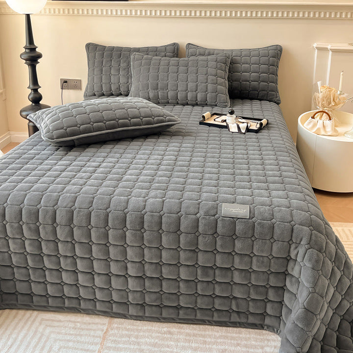 Couverture de lit moderne grise, douce, texture carrée pour chambre élégante et confort luxueux.