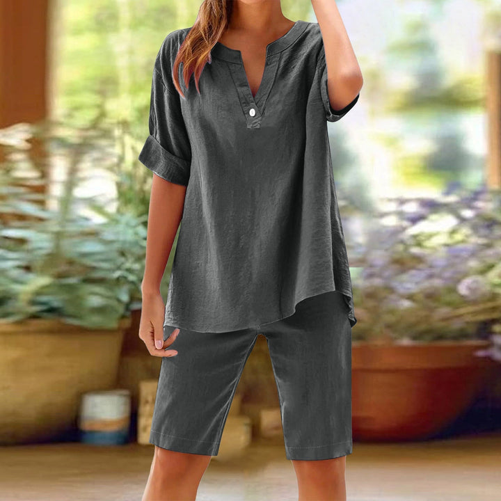 Ensemble deux pièces femme, haut col V et short, alliant chic, confort et style décontracté.