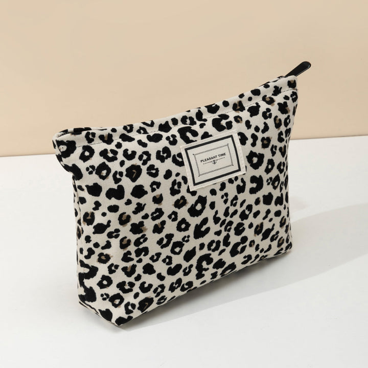 Trousse de toilette léopard en toile, chic et fonctionnelle pour maquillage femme, idéale organisateur de sacs.