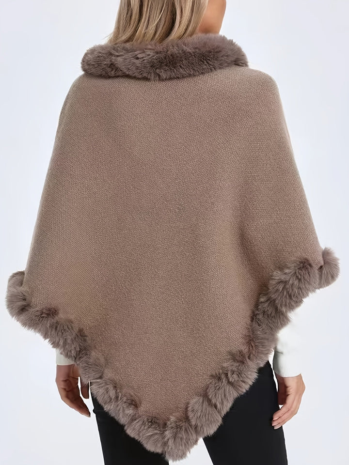 Pull femme chic, col roulé et cape fausse fourrure, vêtement chaud et élégant pour la mode hivernale.