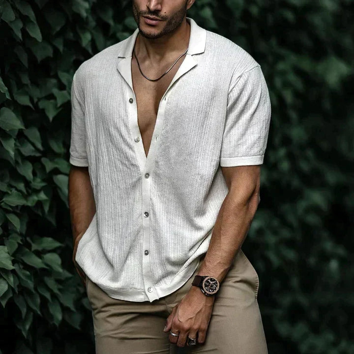 Chemise homme décontractée en lin, parfaite pour les journées chaudes d'été.