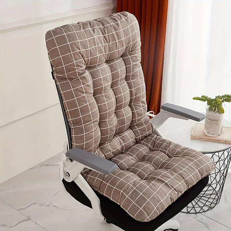 Coussin de chaise confortable avec soutien lombaire intégré, parfait pour de longues heures d'assise.