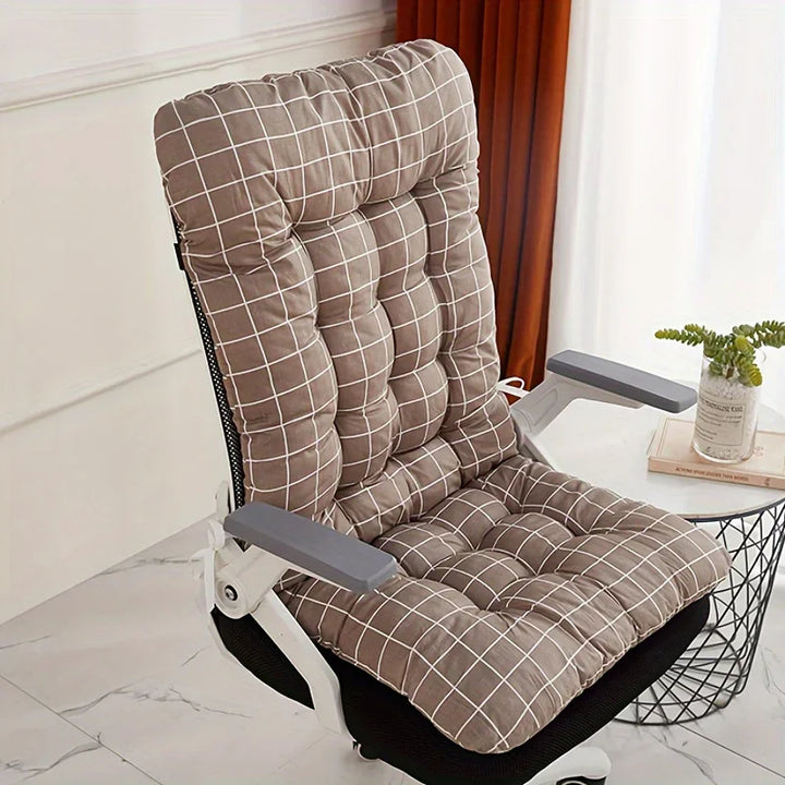 Coussin de chaise confortable avec soutien lombaire intégré, parfait pour de longues heures d'assise.
